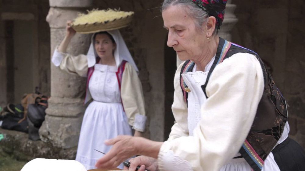 বাধা বা জাদুকরী আসলে পাস্তা তৈরি করার প্রক্রিয়ায়। যা এতটাই জটিল যে, গোটা পৃথিবীতে কেবল তিন জন মাত্র মহিলা ওই খাবার বানাতে পারেন। আর এই তিন জনই সার্ডিনিয়ার বাসিন্দা। 