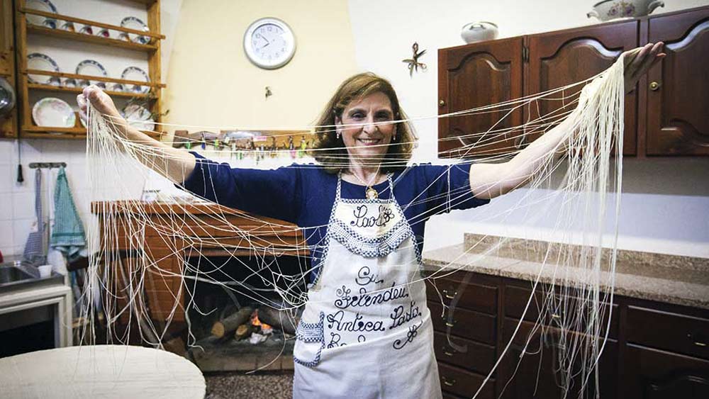 আটার তাল কাঙ্খিত পর্যায়ে পৌঁছলে তাকে দু’হাতে টেনে টেনে তৈরি হয় পাস্তার এক একটি সূতো। এক একটি আটার তাল থেকে আট দফায় একের পর এক স্তর তৈরি করে হাতে আসে মোট ২৫৬টি ‘ঈশ্বরের সূত্র’। 