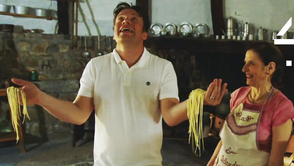 তারকাপ্রতিম রন্ধনশিল্পী জেমি অলিভারও সার্ডিনিয়ার ওই গ্রামে গিয়েছিলেন শুধু ওই বিশেষ পাস্তা তৈরির প্রক্রিয়া শিখবেন বলে। টানা দু’ঘণ্টা চেষ্টা করার পর তিনিও  হাল ছাড়েন। 