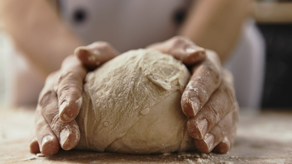 কী এমন জটিল প্রক্রিয়া? যা নকল করা যায় না! সু ফিলিন্দু তৈরির সেরা শিল্পী পাওলা আবরাইনি জানিয়েছেন, সবচেয়ে কঠিন হল হাতের স্পর্শে আটার তালের চরিত্র বোঝা। আটার তালটিকে  ততক্ষণ ঠেসতে হবে, যতক্ষণ না সেটি মূর্তি তৈরির মাটির মতে মিহি হয়ে যায়। তারপর শুরু হয় সেটিকে গোল পাকানোর প্রক্রিয়া। 