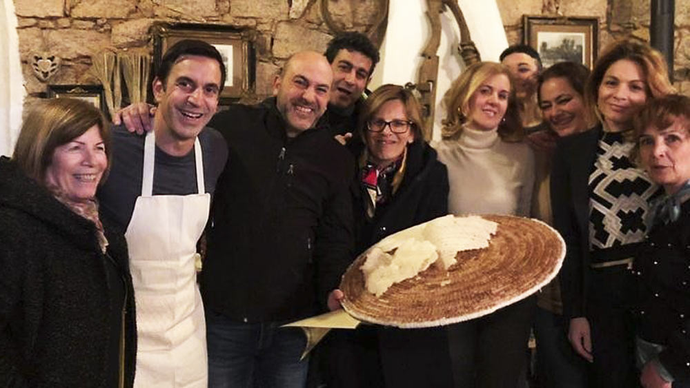 মিহি সুতোর মতো দেখতে বলেই হয়তো এই নাম। আর এই পাস্তা খেতেই মাইলের পর মাইল হেঁটে তীর্থ করেন ভোজনপ্রেমীরা। প্রকৃত অর্থেই পেটপুজো যাকে বলে।