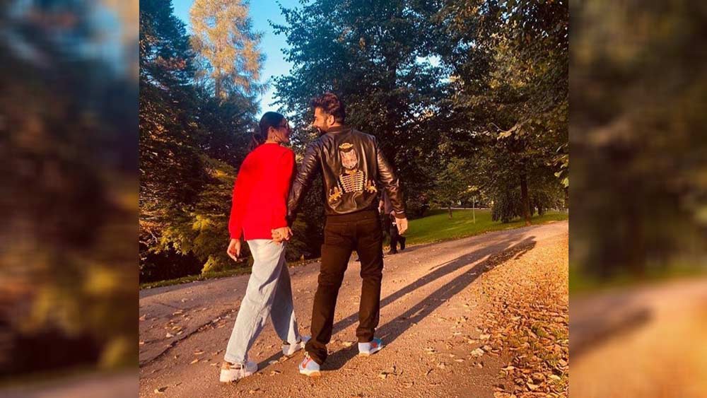 ইনস্টাগ্রাম-এ জ্যাকির সঙ্গে একটি ছবি পোস্ট করেন রকুলপ্রীত। হাতে হাত রেখে একটি পার্কে হেঁটে বেড়াচ্ছেন তাঁরা। ছবির নীচে রকুলপ্রীত লেখেন, ‘এ বছর আমার সবচেয়ে বড় উপহার! আমার জীবনে রং যোগ করার জন্য ধন্যবাদ, সারা ক্ষণ আমার মুখে হাসি ধরে রাখার জন্য ধন্যবাদ।’