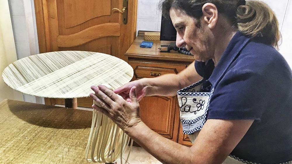 আটার তালের টান ভাব ছাড়তে শুরু করলেই নুন জলে হাত ডোবান পাওলা। আবার নরম করার দরকার হলে ছিটে দেন সাধারণ জলের। পাওলার কথায় এই দু’রকম জলের ভারসম্য বুঝতেই বছরের পর বছর সময় লেগে যেতে পারে। এটা একরকম সাধনা।