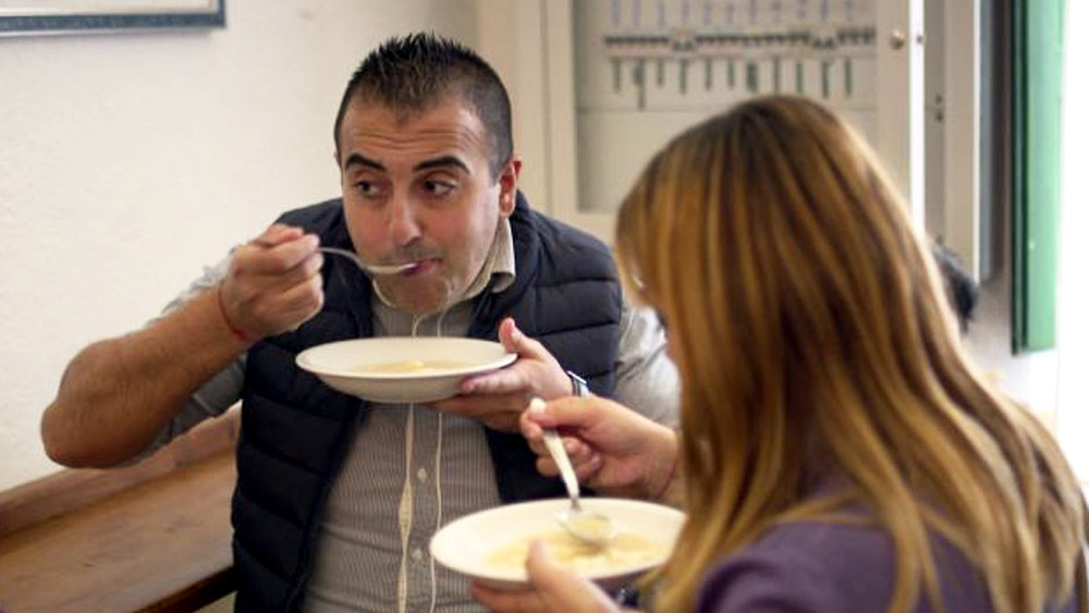 কাঠে জড়ানোর পর রোদে শুকিয়ে তৈরি হয় বিশ্বের বিরলতম পাস্তা সু ফিলিন্দু। ঈশ্বরের সূত্র। যা খেয়ে দেখা ঈশ্বরকে ছুঁয়ে দেখারই শামিল। অন্তত তাই মনে করেন ভোজনরসিকরা।