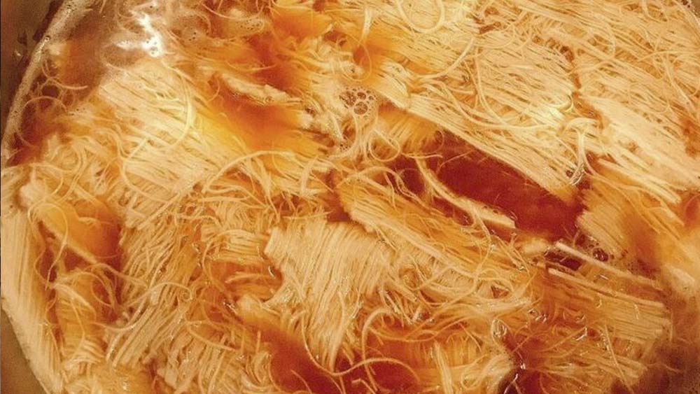 ২১ শতকের যন্ত্রবহুল যাপনে ব্যাপারখানা অবিশ্বাস্য মনে হতে পারে। ‘থ্রেডস অফ গডস’কেও যন্ত্রে তৈরির চেষ্টা করা হয়নি, তা নয়। পাস্তা প্রস্তুতকারী নামী সংস্থা বারিলা পাস্তা কোম্পানি ওই জটিল প্রক্রিয়া নকল করার যন্ত্র বানানোর চেষ্টা করেছিল একাধিকবার। কিন্তু শেষ পর্যন্ত ব্যর্থ হয়। 