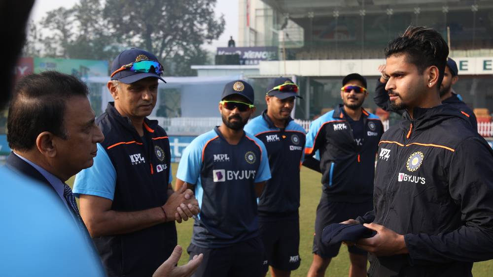 শ্রেয়সকে টুপি দিলেন গাওস্কর