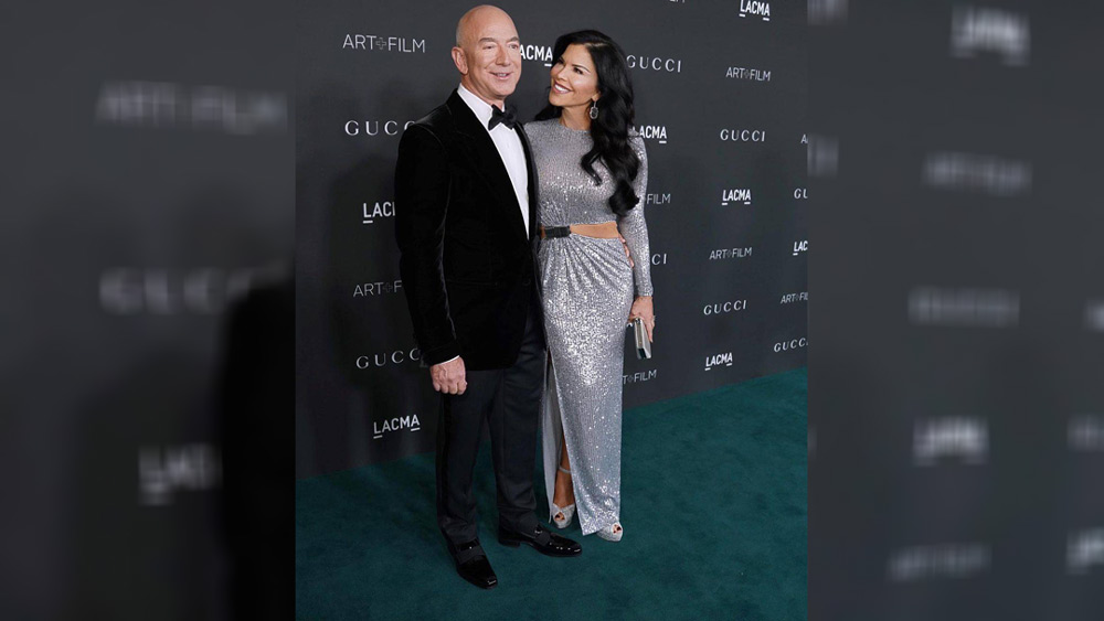 লরেন সাঞ্চেজ। এই নামের সঙ্গে অনেকেই পরিচিত। প্রাক্তন অ্যামাজন কর্তা জেফ বেজোসের প্রেমিকা তিনি। সম্প্রতি তাঁদের বিয়ে নিয়েও গুঞ্জন উঠেছিল। লরেন কিন্তু শুধু জেফের প্রেমিকাই নন। আরও অনেক পরিচয় রয়েছে তাঁর।