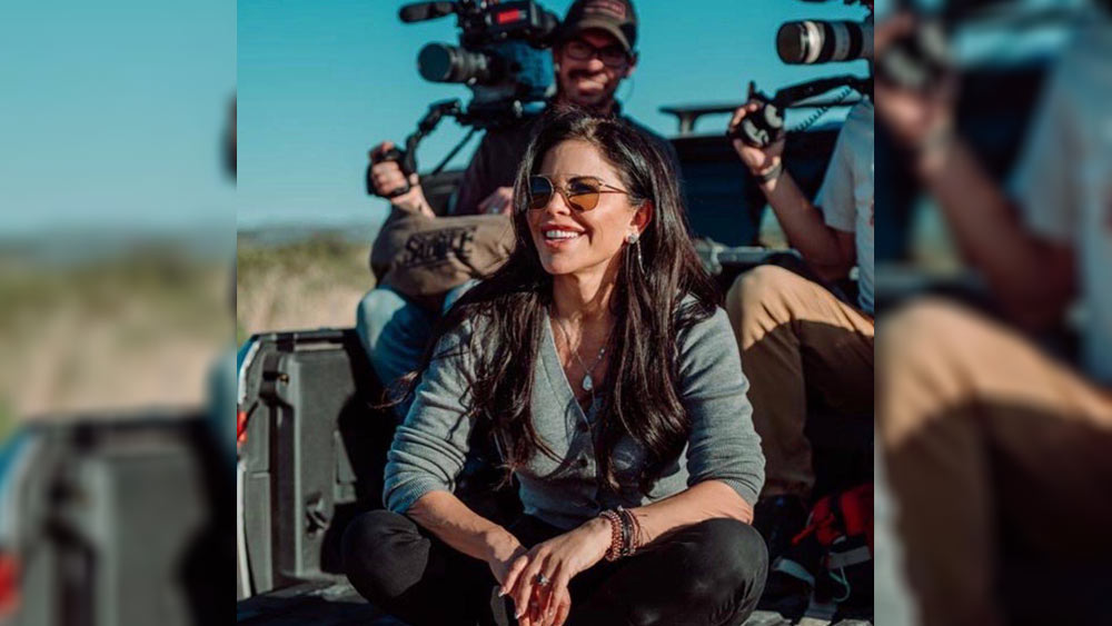 জেফের সঙ্গে লরেনের ঘনিষ্ঠ মুহূর্তের ছবি ফাঁস করে দেওয়া হবে বলে হুমকি দেওয়া হয়। আমেরিকার ট্যাবলয়েড ‘ন্যাশনাল এনকোয়ারার’-এর বিরুদ্ধে এমন অভিযোগ আনেন জেফ। এর পরই তাঁদের সম্পর্কের কথা জানাজানি হয়।