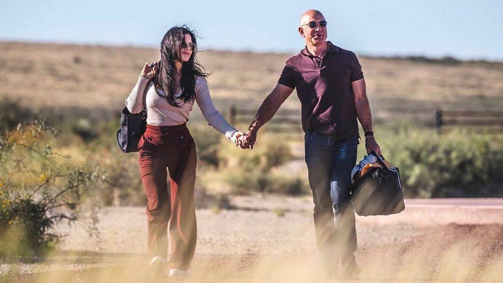 অন্য দিকে ২০১৯ সালে আমেরিকার ওই ট্যাবলয়েডের হুমকি মেলের পর লরেনের সঙ্গে ঘনিষ্ঠতার খবর সামনে আসার পরই জেফ-ম্যাকেঞ্জির ব্যক্তিগত জীবনে ফাটল ধরে। বিচ্ছেদ হয় তাঁদের।