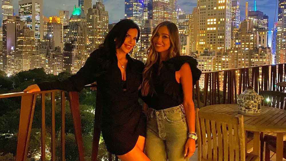 লরেনকে এখনও বিয়ে করেননি জেফ। জেফের বান্ধবী হিসাবে পরিচিত তিনি। তবে সম্প্রতি লরেনের একটি আংটি তাঁদের বিয়ের গুঞ্জন বাড়িয়ে দিয়েছে। জেফের পাশে হেঁটে আসার সময় লরেনের আঙুলে একটি সবুজ আংটি দেখা গিয়েছে। যা আগে ছিল না।