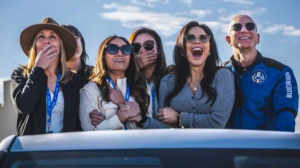 জেফ-লরেন কি লুকিয়ে বিয়েটা সেরেই ফেললেন? তার পর থেকে অনেকের মনে এই প্রশ্ন ঘুরপাক খাচ্ছে। জেফের বিয়ের পরিকল্পনা এখনও অজানাই রয়ে গিয়েছে। তবে ম্যাকেঞ্জি বিচ্ছেদের পর নতুন করে সংসার পেতে ফেলেছেন ইতিমধ্যেই।