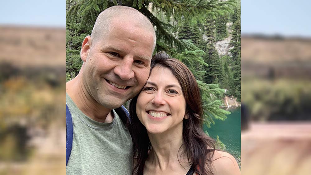 জেফের সঙ্গে বিচ্ছেদের দু’বছরের মাথায় ৫০ বছরের ম্যাকেঞ্জি আবার বিয়ে করেন। ম্যাকেঞ্জি কোনও ধনকুবেরকে বিয়ে করেননি। বেসরকারি স্কুলের এক সাধারণ শিক্ষককে বিয়ে করেছেন তিনি। তাঁর নাম ড্যান জিয়েট।