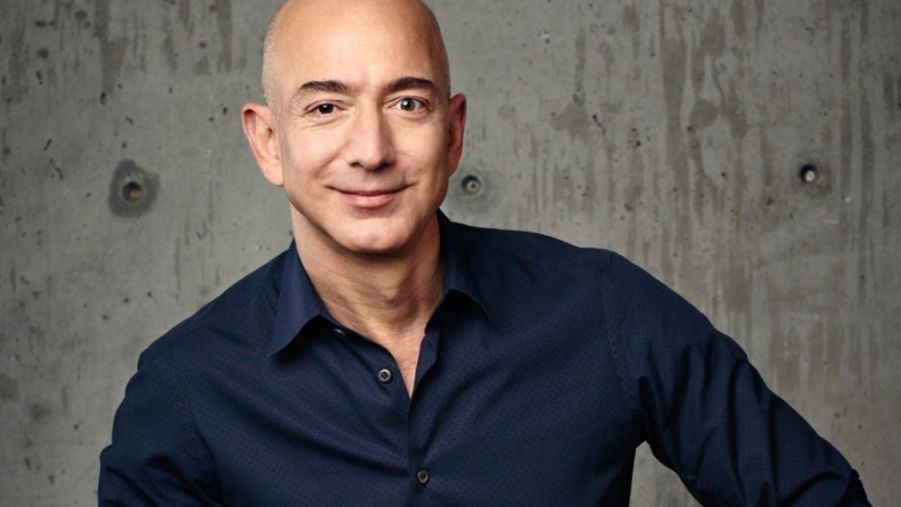 ধনকুবের হয়ে ওঠার জন্য যে দুর্গম পথ পেরোতে হয়েছিল জেফকে, ২৫ বছর ধরে তাঁর সেই পথের সঙ্গী ছিলেন ম্যাকেঞ্জি স্কট। জেফের সঙ্গে ম্যাকেঞ্জি ২৫ বছর দাম্পত্য জীবন কাটিয়েছেন। জেফ এবং ম্যাকেঞ্জির বিচ্ছেদ ছিল বিশ্বের সবচেয়ে দামি বিচ্ছেদ।