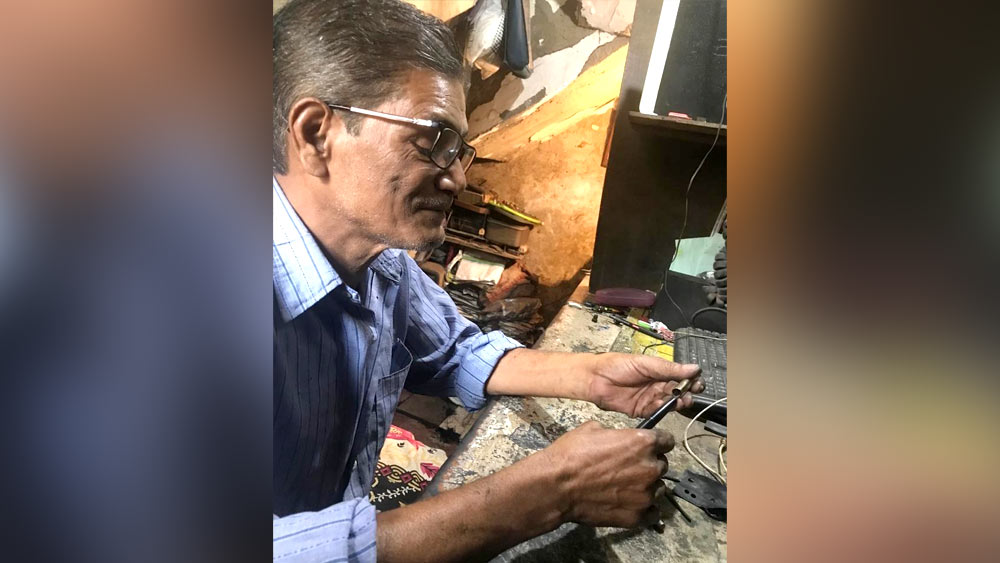 ঝরনা কলমে বাংলার ঐতিহ্যরক্ষার পতাকাটা বহন করে চলেছেন দিলীপ।