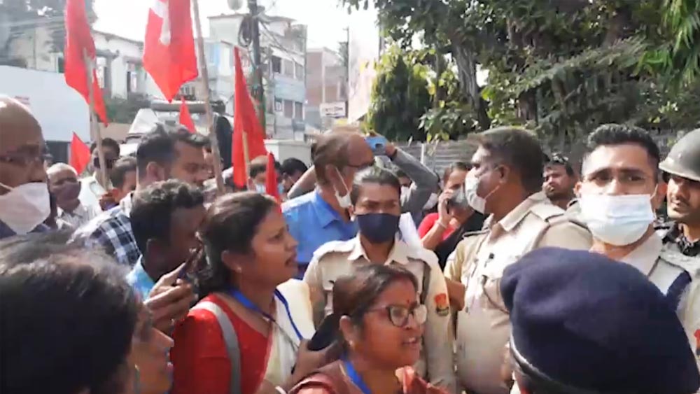 সিপিএমের অভিযোগ, নিয়ম থাকা সত্ত্বেও তাদের দলের পোলিং এজেন্টদের বুথে ঢুকতে দেওয়া হয়নি। 