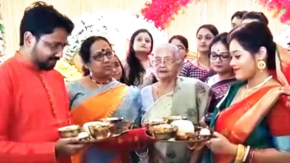 কন্যা ‘দান’ করার নয়, বিয়েতে আচার ছেঁটে দিনবদলের বার্তা দিলেন বীরভূমের অর্ক-অর্চিতা