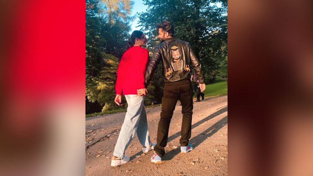 জ্যাকির হাতে হাত রাখার লেন্সবন্দি মুহূর্ত ইনস্টাগ্রামে দিয়ে লিখেছিলেন, ‘এ বছরে তুমিই আমার সব চেয়ে বড় উপহার।’