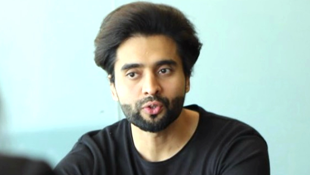 বিতর্কের তালিকা এখানেই শেষ নয়। গত জুন মাসে এক মডেল জ্যাকির নামে শ্লীলতাহানির অভিযোগ আনেন। তাঁর সঙ্গেই আরও আট খ্যাতনামীর বিরুদ্ধেও একই অভিযোগ আনেন তিনি। 