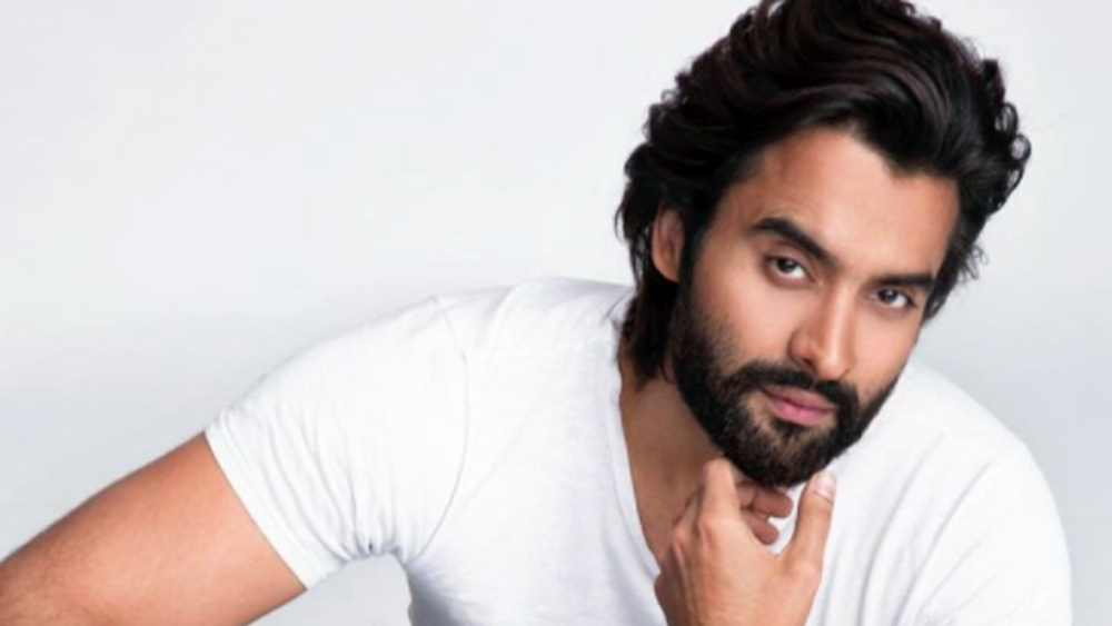 সেই মডেল জানিয়েছিলেন, ২০১৪ থেকে ২০১৯ পর্যন্ত তাঁকে কাজের টোপ দিয়ে যৌন হেনস্থা করা হয়। দীর্ঘ অত্যাচারে মানসিক ভাবেও ভেঙে পড়েন তিনি। জ্যাকিদের বিরুদ্ধে অভিযোগ দায়ের করায় হত্যার হুমকি পেয়েছিলেন বলেও দাবি সেই মডেলের।