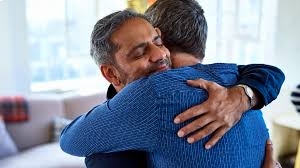 আলিঙ্গন দ্রুত মানসিক চাপ কমাতে সাহায্য করে।