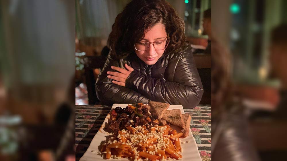 অনেকেই জানেন না ঝনক এখন এক জন প্রত্নতত্ত্ববিদ। তিনি পুণের ডেকান কলেজ পোস্ট গ্র্যাজুযেট অ্যান্ড রিসার্চ ইনস্টিটিউট থেকে প্রত্নতত্ত্ববিদ্যাতে স্নাতকোত্তর ডিগ্রি অর্জন করেছেন।