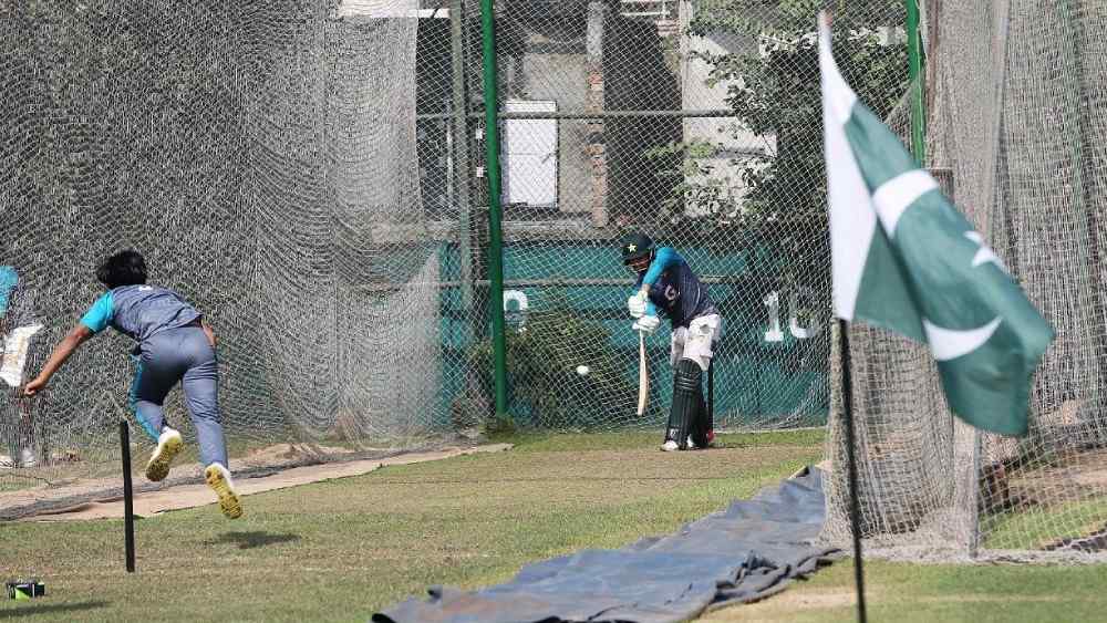 পতাকা নিয়ে অনুশীলন পাকিস্তানের ক্রিকেটারদের।