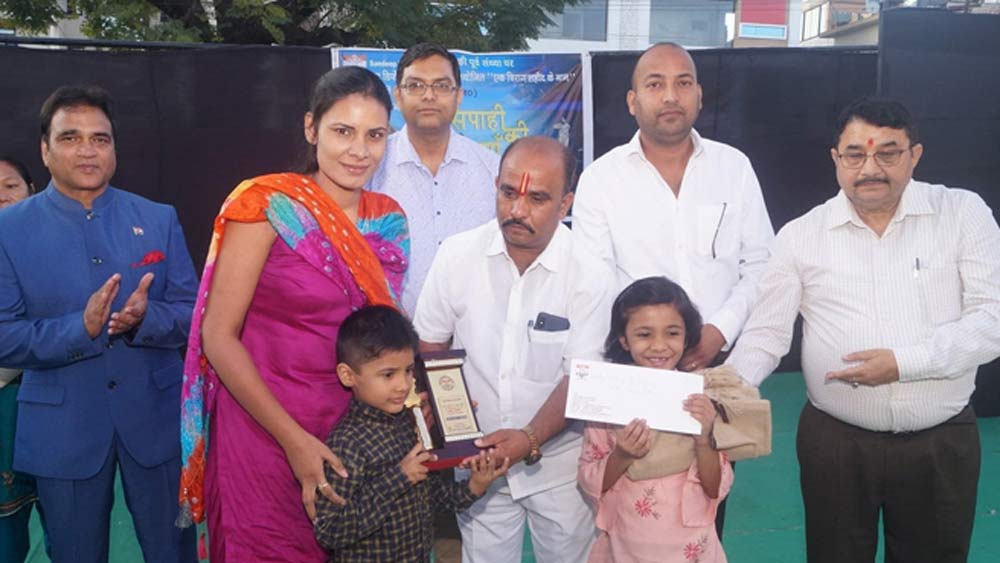 তিন বছর আগে ওই ঘটনা যখন ঘটেছিল ঘটনাস্থলেই দীপকের মৃত্যু হয়নি। সন্ত্রাসবাদীদের গুলিতে ঝাঁঝরা শরীর নিয়ে তাঁকে বাড়ি ফিরিয়ে এনেছিলেন অন্যান্যরা। পরের ৪০টি দিন শয্যাশায়ী অবস্থাতেই চিকিৎসা চলেছিল তাঁর।