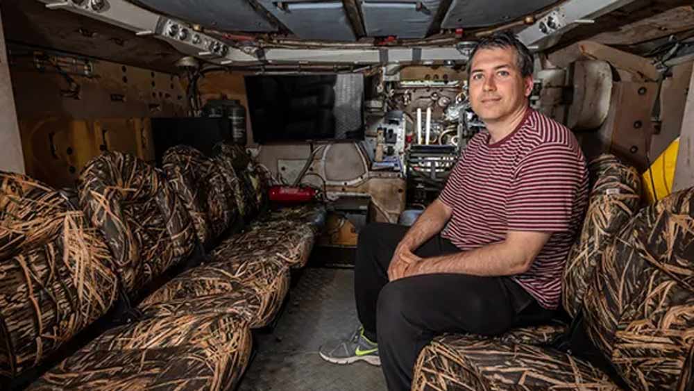 একসঙ্গে ন’জনের বসার জায়গা রয়েছে এতে। রয়েছে টেলিভিশন, রান্নার জন্য স্টোভও। যাত্রীরা খুব নিরাপদে গন্তব্যে পৌঁছতেও পারবেন।