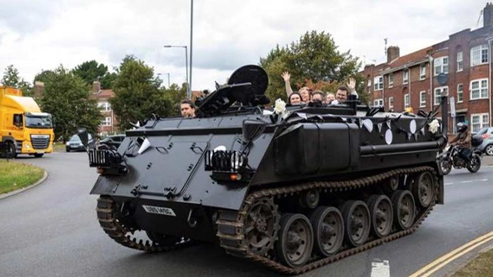 মার্লিনের চার মেয়ে। চার জনই এমন গাড়ি পেয়ে দারুণ খুশি। প্রতি সপ্তাহে ছুটির দিন তারা এই গাড়িতে চেপে ঘুরতে যায় বাবার সঙ্গে। কাছাকাছি পার্ক থেকে ঘুরে আসে তারা। সুপারমার্কেট থেকে বাজার করতে গেলেও মার্লিনের সঙ্গী এখন ‘ট্যাঙ্ক ট্যাক্সি’।