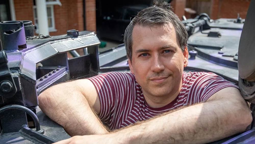 বিয়ের অনুষ্ঠানে এমনকি শেষকৃত্যেও লোকজন কিংবা শব বয়ে নিয়ে যাওয়ার জন্য তাঁর ‘ট্যাঙ্ক ট্যাক্সি’ ভাড়া করা হয়েছে। এক বার যাতায়াতের জন্য ভাড়া গুনতে হয় ৭৫ হাজার টাকা।