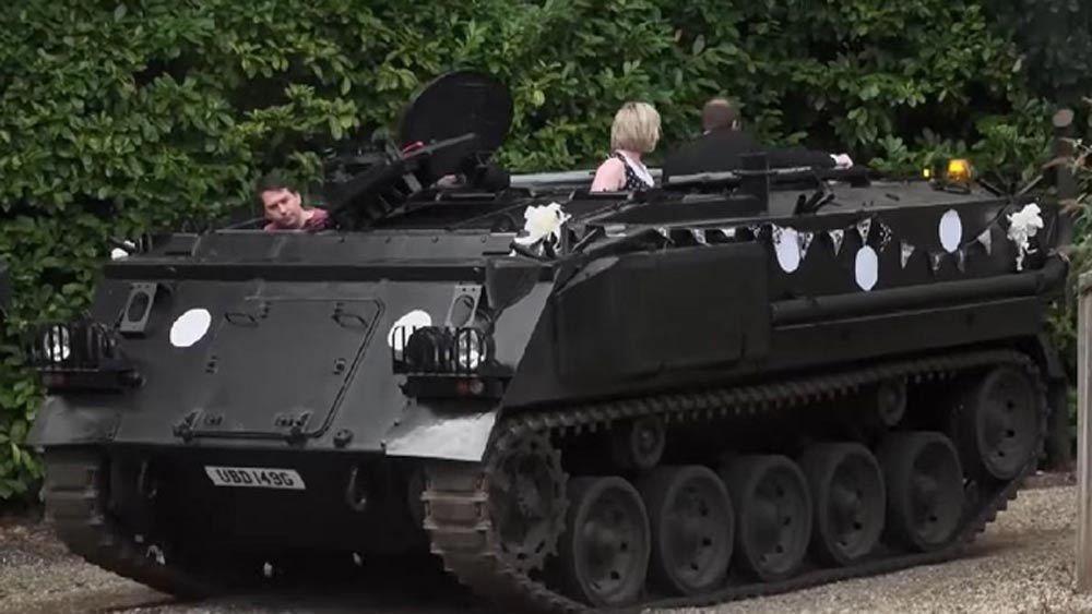 ট্যাঙ্কটি এফভি ৩২ মডেলের। লম্বায় ১৭ ফুট। ১৯৬৭ সালের সেনা ট্যাঙ্ক এটি। এত দিন সেটি এক জনের ব্যক্তিগত সংগ্রহে ছিল। তাঁর বাড়ির উঠোনে গাড়িটি রাখা ছিল। ওই ব্যক্তির কাছ থেকেই এটি কিনে নিয়েছেন মার্লিন।