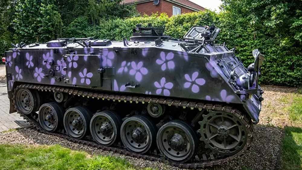 তিনি এর নাম দিয়েছেন ‘ট্যাঙ্ক ট্যাক্সি’। ব্রিটিশ সেনাদের দুর্গম স্থানে নিয়ে যেত এই ট্যাঙ্ক। তবে যুদ্ধের ট্যাঙ্ক বললে একটু ভুলই বলা হয় কারণ এই ট্যাঙ্কে দাঁড়িয়ে সেনারা যুদ্ধ করলেও, ট্যাঙ্কটি প্রকৃতপক্ষে সশস্ত্র ছিল না।