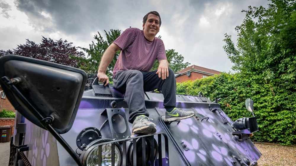 সেই স্বপ্ন এখনও পূর্ণ হয়নি তাঁর। তবে স্বপ্ন পূরণের পথে চলতে শুরু করেছেন ইতিমধ্যেই। যুদ্ধের সময় ব্রিটিশ সেনাদের ব্যবহার করা একটি ট্যাঙ্ক কিনে ফেলেছেন তিনি।