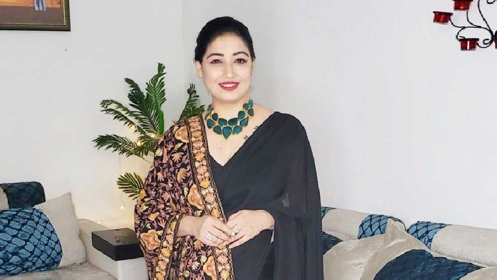 শাড়ি পরলে শাড়ির সঙ্গে মানানসই কাঁথার কাজ করা শাল কাঁধের একপাশ থেকে ঝুলিয়ে নিতে পারেন।