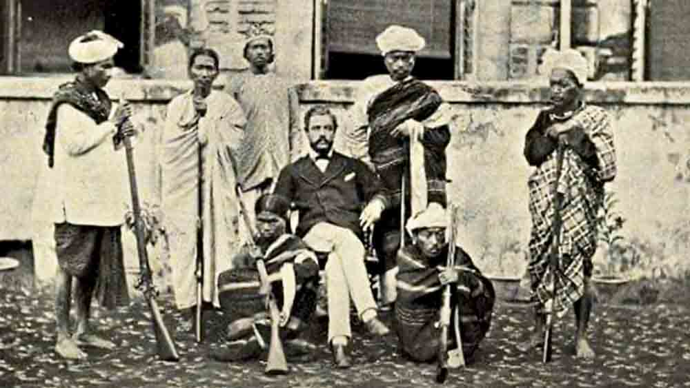 পালাবদল: সশস্ত্র মিজো গ্রামপ্রধানদের সঙ্গে কর্নেল টি এইচ লেউইন। ডান দিকে, শিশু বয়সে মেরি উইনচেস্টার