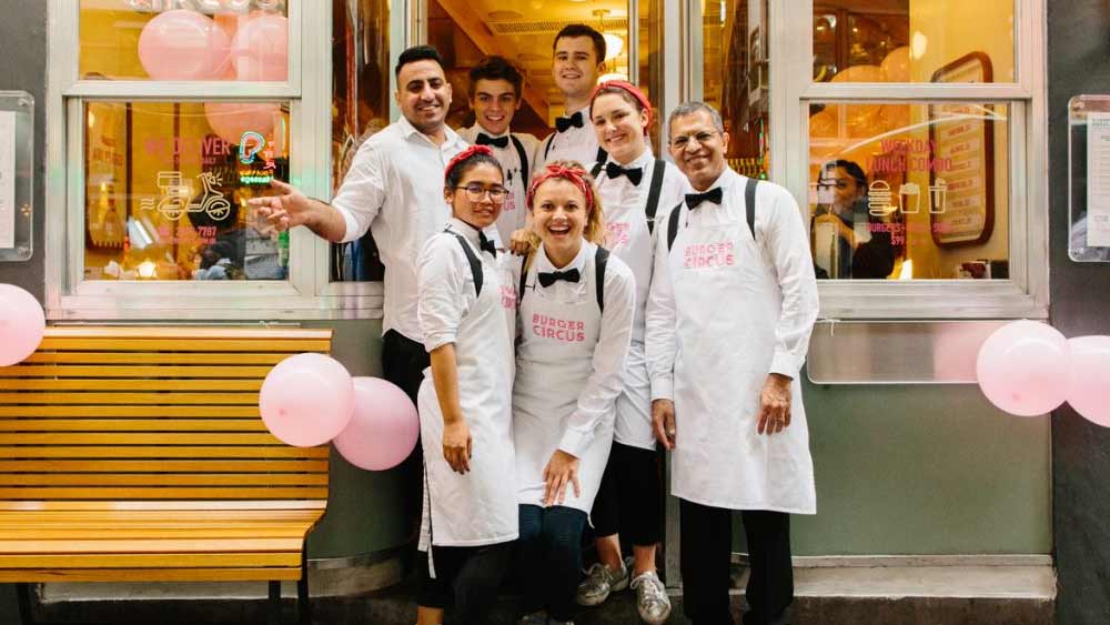 ওই রেস্তরাঁ গ্রুপের আড়াইশো কর্মী এই সুবিধা পাবেন। তাঁরা কেউ ভারত, কেউ আর্জেন্তিনা, নাইজেরিয়া, ফ্রান্স, অস্ট্রেলিয়া কিংবা দক্ষিণ আফ্রিকা ফিরবেন।