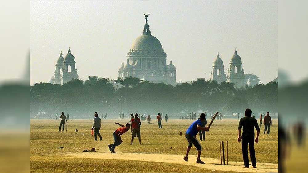 ব্রিটিশ শাসনে গড়ের মাঠকে সাজানো হয়েছিল তাদের বীরদের মূর্তিতে। লর্ড কার্জন, লর্ড মিন্টো, লর্ড নর্থব্রুক, লর্ড ক্যানিংয়ের মূর্তি স্থাপিত হয়েছিল সেখানে। স্বাধীন ভারতে কলকাতায় ময়দানে স্থাপিত হয় মহাত্মা গাঁধী, রাজা রামমোহন রায়, চিত্তরঞ্জন রায়, জওহরলাল নেহরু, সুভাষচন্দ্রবসু, শ্রী অরবিন্দ, মাতঙ্গিনী হাজরা, প্রীতিলতা ওয়াদ্দেদার-সহ স্মরণীয় ভারতীয়দের মূর্তি।