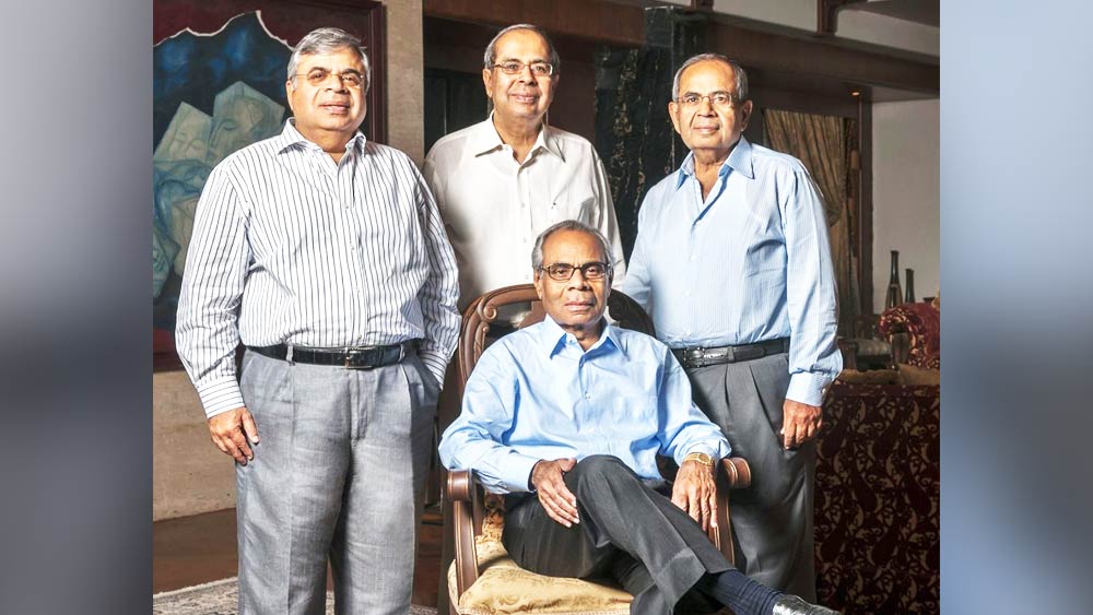 একদা একতার তত্ত্বে বিশ্বাসী, ব্যবসায় প্রায় এক থালায় ভাত খাওয়া হিন্দুজা ভাইয়েরা এখন যে যার অন্নের গ্রাস আলাদা করতে ব্যস্ত। তাঁদের বাঁটোয়ারার চেষ্টা দেখে বিশেষজ্ঞরা বলেছেন, ব্যাপারটা সৌজন্যের সীমা পেরিয়ে আর পাঁচটা সাধারণ পরিবারের ভাইয়ে-ভাইয়ে কোন্দলের পর্যায়ে পৌঁছে গিয়েছে। এতদিন হিন্দুজা ভাইদের মিলেমিশে থাকার প্রশংসা হত শিল্প মহলে। সেই সুনামে কালি লেপে দেওয়া হয়েছে বলে মত অনেকের।  