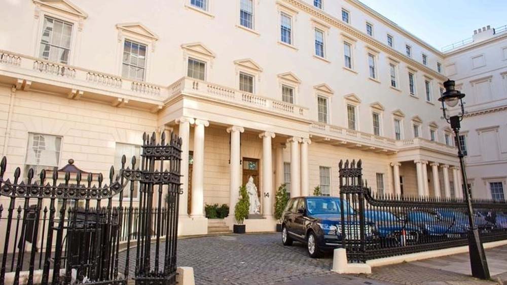 লন্ডনে বাকিংহাম প্যালেসের কাছেই হিন্দুজাদের প্রাসাদোপম বসতবাড়ি। বছর কয়েক আগেই সেখানে একটি রাজকীয় নৈশভোজের টেবিল সংস্কার করেছিলেন হিন্দুজারা। ৩২ জনের বসার ব্যবস্থা। পরিবারের সবাই একসঙ্গে মিলিত হলে একসঙ্গে বসে আনন্দ করে খাওয়া যাবে এমনই পরিকল্পনা থেকে।