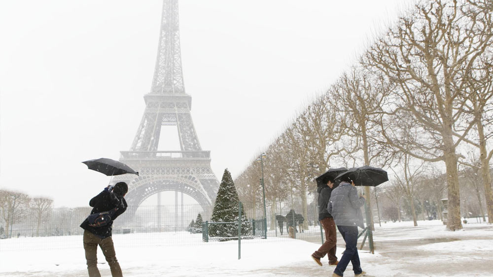 প্যারিস: প্রেমের শহর বলে পরিচিত ফ্রান্সের এই রাজধানী শহর। আইফেল টাওয়ার দেখতে দেশ-বিদেশ থেকে পর্যটকরা জড়ো হন সেখানে বছরের নানা সময়ে। কিন্তু বরফে ঢাকা আইফেল টাওয়ার দেখতে কেমন লাগে? তা জানতে হলে যেতে হবে বড়দিনের ছুটির সময়েই। 