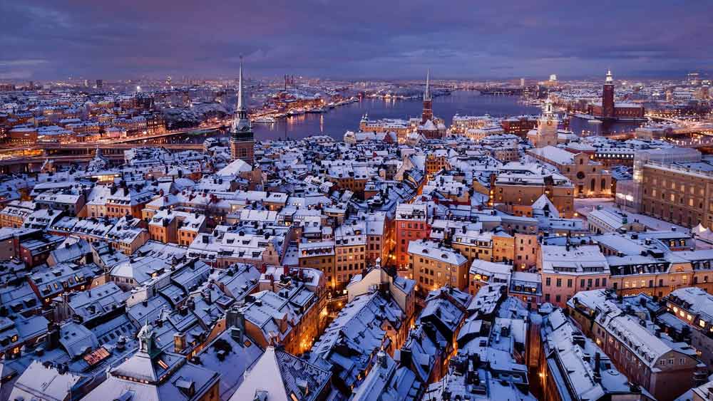 স্টকহলম: শীতে অন্য শহরে বরফ পড়ুক, না-ই বা পড়ুক। স্টকহলম কিন্তু হোয়াইট ক্রিসমাস পেয়েই থাকে। বরফে স্কি করা থেকে শুরু করে, স্টকহলম লাগোয়া নানা ছোট শহরে গিয়ে বিভিন্ন শীতের খেলায় মেতে থাকা যায় বছর শুরুর সময়টিতে।
