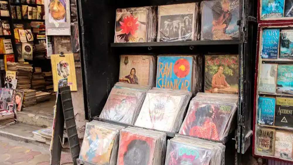 প্রতিষ্ঠান থেকে ফিরে আসি আবার রাজপথে। ১৮৭৬ খ্রিস্টাব্দে সাবেক ফ্রি স্কুল স্ট্রিট পরিবর্ধিত হয় ধর্মতলা স্ট্রিট অবধি। ১৯৬৯ সালে পাল্টে যায় এই পথের নাম। বিখ্যাত কবি মির্জা গালিবের সাময়িক কলকাতাবাসকে স্মরণীয় করে রাখতে ফ্রি স্কুল স্ট্রিটের নতুন নামকরণ হয় মির্জা গালিব স্ট্রিট। (ঋণস্বীকার: ১. কলিকাতার রাজপথ সমাজে ও সংস্কৃতিতে: অজিতকুমার বসু, ২. কলিকাতা দর্পণ: রাধারমণ মিত্র,৩. এ হিস্ট্রি অব ক্যালকাটাজ স্ট্রিটস: পি থঙ্কপ্পন নায়ার, ৪. টেন ওয়াকস ইন ক্যালকাটা: প্রসেনজিৎ দাশগুপ্ত, ৫. এ জে ওয়াকার্স গাইড টু ক্যালকাটা: সৌমিত্র দাস) (ছবি: আর্কাইভ এবং সোশ্যাল মিডিয়া)