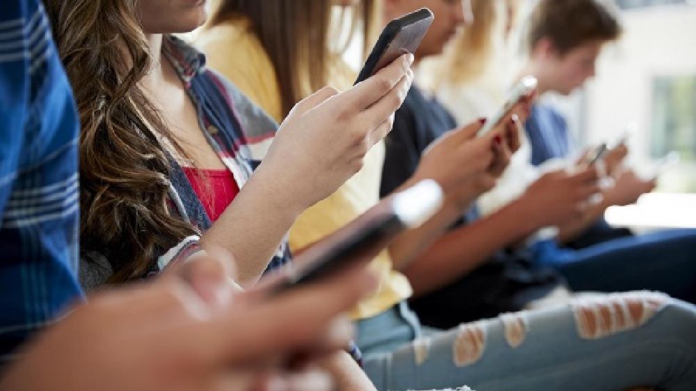 সন্তানদের নেটমাধ্যমে আসক্তি নিয়ে নিত্য উদ্বেগ লেগে থাকে বাবা-মায়েদের।