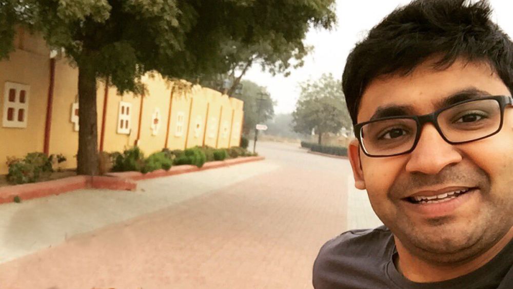 আসলে পরাগ তাঁর সঙ্গে সমস্বরে উচ্চারিত হওয়া বাকি তিন খ্যাতনামী সত্য, সুন্দর বা ইন্দ্রার মতো পরিচিত নন। বিশ্বখ্যাত আন্তর্জাতিক সংস্থার হাল যখন এঁরা ধরেছিলেন, তখন এঁদের কার্যকলাপ সম্পর্কে অবহিত হয়ে গিয়েছেন অনেকেই। পরাগ সে দিক থেকে সামান্য পিছিয়ে। একটি জনপ্রিয় ইন্টারনেট তথ্যভান্ডারে পরাগের কথা কিছুটা বিস্তারিত ভাবে লেখা হয়েছে তাঁর সিইও হওয়ার ঘণ্টা কয়েক পরে। তবে সেখানে এখনও তাঁর জন্মদিনের তথ্যই নেই। 