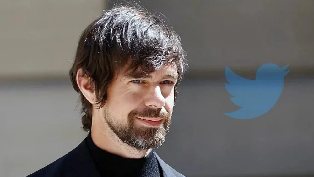 জ্যাক জানিয়েছেন, টুইটার ছেড়ে যাওয়ার দুঃখ থাকলেও তিনি এটা ভেবে খুশি যে পরাগ টুইটারের দায়িত্ব নিচ্ছেন। জ্যাক স্পষ্টতই লিখেছেন, ‘বিগত বেশ কিছু দিন ধরেই পরাগ আমার অন্যতম পছন্দের সহকর্মী। সাম্প্রতিককালে পরাগ এমন বহু গুরুত্বপূর্ণ সিদ্ধান্ত নিয়েছেন, যা সংস্থাকে ঘুরে দাঁড়াতে সাহায্য করেছে। উনি এই সংস্থাটিকে বোঝেন। এই সংস্থার প্রয়োজনগুলোও বোঝেন। ওঁর বড়গুণ, উনি কৌতূহলী, যুক্তিবিদ, সৃষ্টিশীল, আত্মসচেতন এবং একইসঙ্গে বিনয়ী। নতুন সিইও-র উপর আমার পূর্ণ আস্থা রয়েছে।’ 