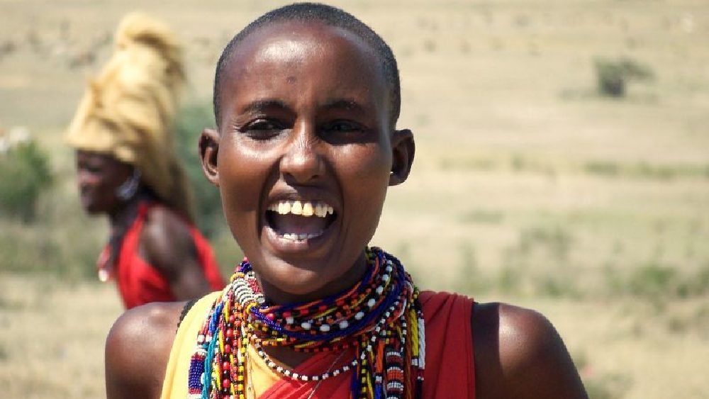 স্তনে থুথু, কেনিয়া: কেনিয়ার মাসাই সম্প্রদায়ের মধ্যে বিয়ের এই আচার অবিচ্ছেদ্য। মেয়ের বিয়ের পর শ্বশুরবাড়ি যাওয়ার আগে মেয়ের বাবা তাঁর মাথায় এবং স্তনে থুথু ফেলেন। শুনতে অপমানজনক মনে হলেও মাসাই সম্প্রদায়ের মধ্যে আচারটি অতি স্বাভাবিক। কারণ থুথু সেখানে সৌভাগ্যের প্রতীক।