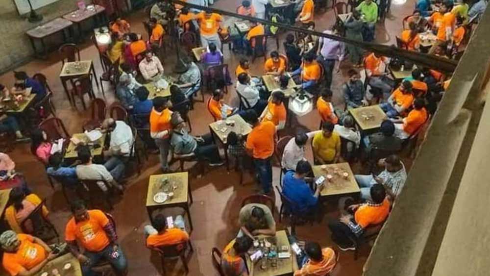 সুপ্রিম কোর্ট রায় দেয়, রিকুইজিশনের কোনও কিছুই ২৫ বছরের বেশি অধিগ্রহণ করে রাখা যাবে না। এই জটিল পরিস্থিতিতে সামনে চলে আসে এক প্রোমোটার সংস্থা। মূলত সেই সংস্থার সঙ্গেই যুদ্ধে কফি হাউস অস্তিত্ব সঙ্কটে পড়ে। এই সময়ে তৎকালীন বাম সরকার সিদ্ধান্ত নেয় কফি হাউস কিনে নেওয়ার। বহু টানাপড়েন এবং আইনি জটিলতা পেরিয়ে ১৯৯৬ সালের ৮ সেপ্টেম্বর কফি হাউসের নির্দিষ্ট অংশ কিনে নেয় রাজ্য সরকার। তারপর সেটি তুলে দেওয়া হয় কফি হাউস সমবায়ের হাতে।