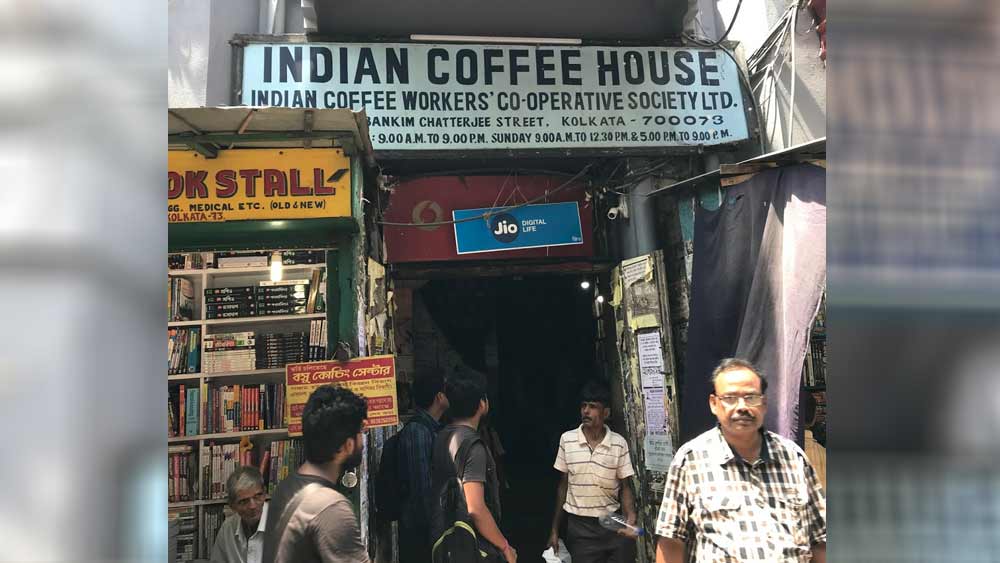 কিন্তু এই অধিগ্রহণ-ব্যবস্থায় সন্তুষ্ট ছিল না চোরবাগানের মল্লিক পরিবার। নব্বইয়ের দশকে প্রকাশ্য সংঘাতের আকার নেয় মালিক পক্ষের সঙ্গে সমবায়ের মতবিরোধ। ১৯৮৬ সালের সংশোধিত জমি অধিগ্রহণ আইনে বিপাকে পড়ে সমবায় সংস্থা। এই আইনের পরিপ্রেক্ষিতে ১৯৯২ সালে কোর্টের রায়ে কফি হাউস বন্ধ হওয়ার উপক্রম হয়।