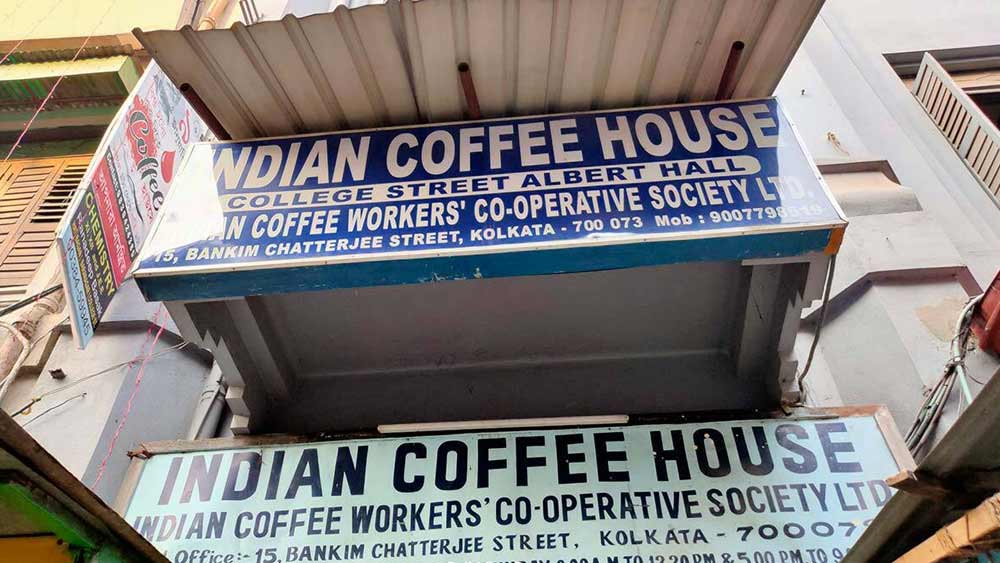 কফি বোর্ড বনাম বুদ্ধিজীবীদের দ্বৈরথে অবশেষে জয়ী হল দ্বিতীয় পক্ষ। অধ্যাপক নির্মল ভট্টাচার্য, অধ্যাপক সমীর গঙ্গোপাধ্যায় এবং বিচারপতি মিহির মুখোপাধ্যায়ের আন্তরিক উদ্যোগে তৈরি হল ইন্ডিয়ান কফি ওয়ার্কারস কো অপারেশন। রিকুইজিশন করে মালিকপক্ষ মল্লিকদের কাছ থেকে কফি হাউসের নির্দিষ্ট অংশ সমবায় গোষ্ঠীর হাতে তুলে দেয় তৎকালীন রাজ্য সরকার। কিছু দিন বন্ধ থাকার পরে আবার নতুন যাত্রা শুরু হয় কফি হাউসের। সেই সমবায় ভিত্তিতেই এতদিন ধরে চলছিল কফি হাউস।