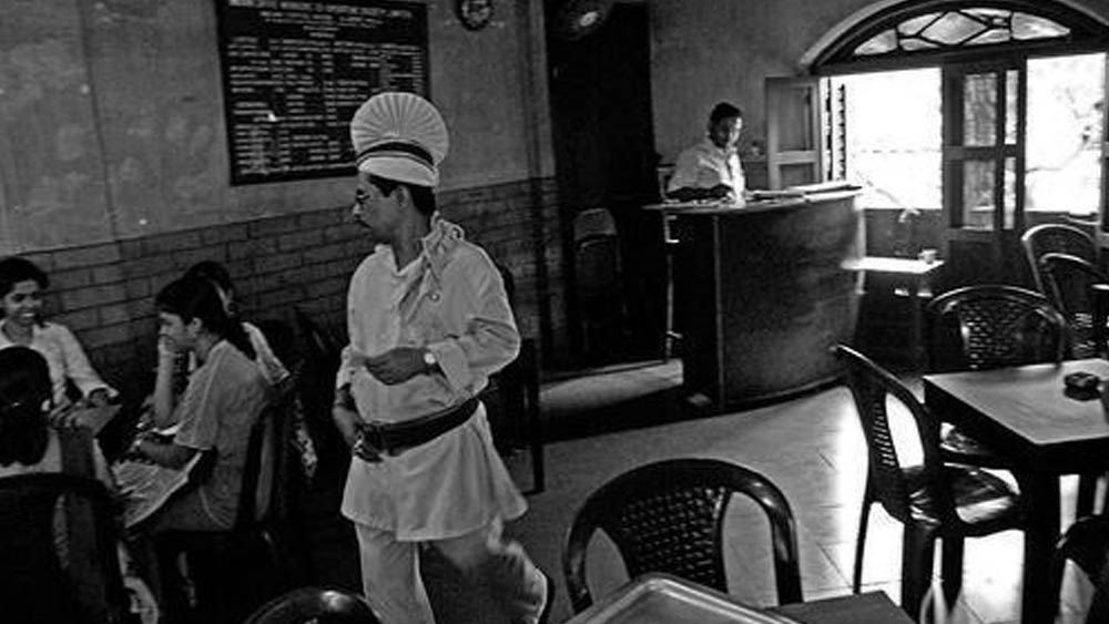 এই ঘটনা প্রবাহের মধ্যে আরও একটি পট পরিবর্তন হয়েছিল। ১৯১২ সালে অ্যালবার্ট হলের মালিকানা বদল হয়ে গিয়েছিল। চোরবাগানের জমিদার অভিরাম মল্লিকের পরিবার কিনে নিয়েছিল এই বাড়িটি। তার দু’টি তলা ভাড়া নিয়ে শুরু হয়েছিল কফি হাউস। ১৯৫৮ সালে ভারতীয় কফি বোর্ড জানাল, কলেজ স্ট্রিটের কফি হাউস তুলে দেওয়া হবে। কারণ, অলাভজনক এই ব্যবসা আর চালানো সম্ভব হচ্ছে না।